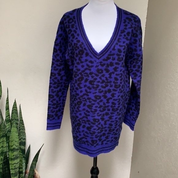 John + Jenn Leopard Print V Neck Sweater - Picture 12 of 13